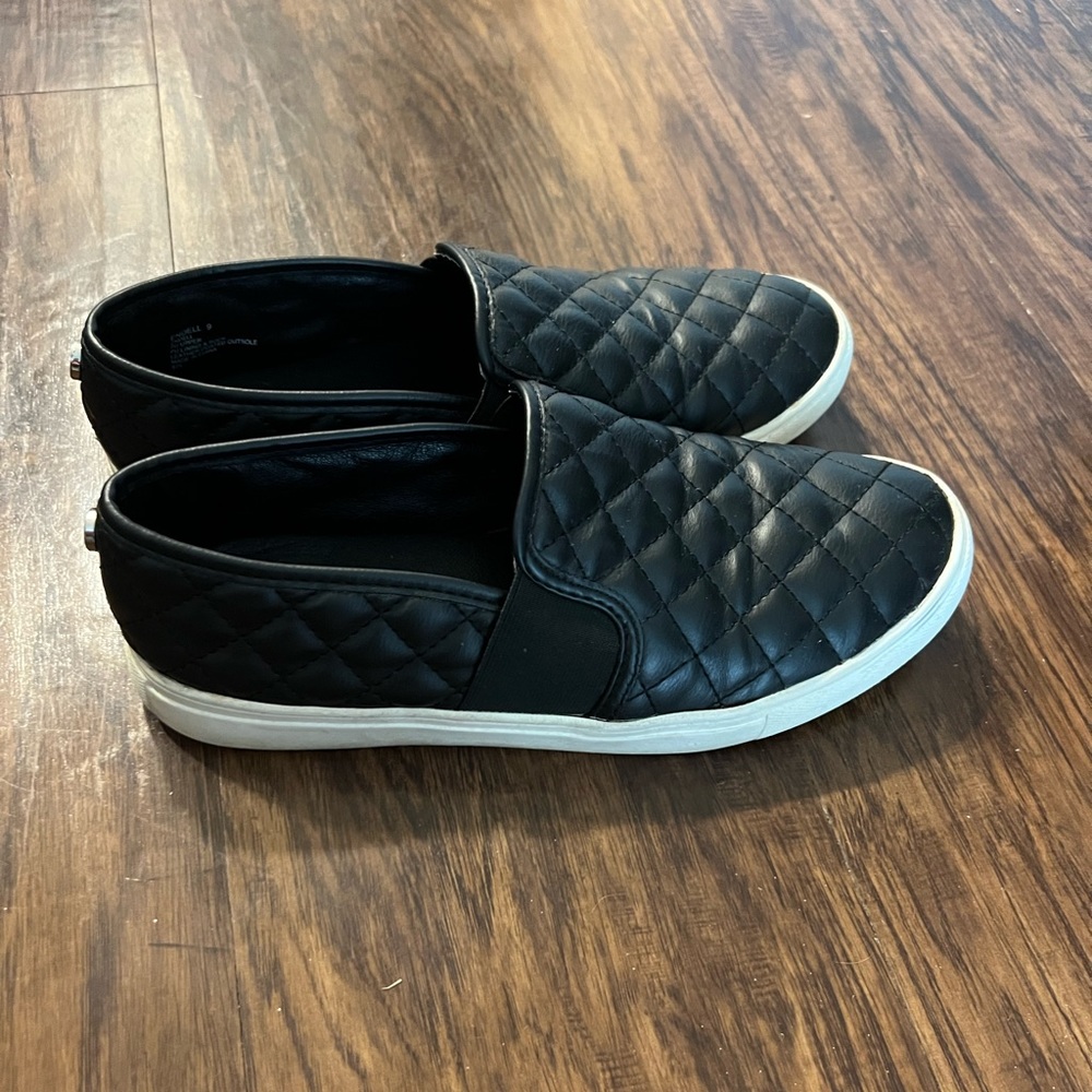Steve Madden Black Endell Slip On Size 9